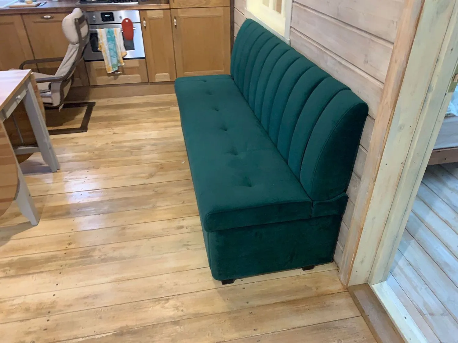 Кухонный прямой диван Алюр со спальным местом