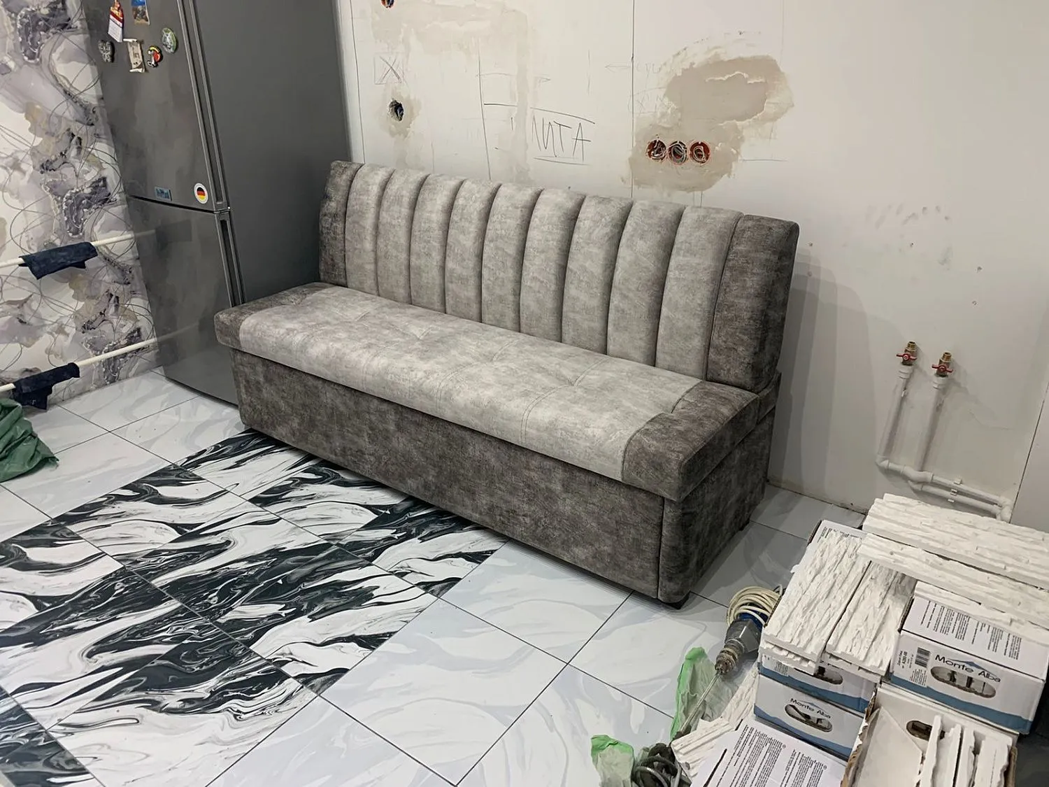 Кухонный прямой диван Алюр со спальным местом